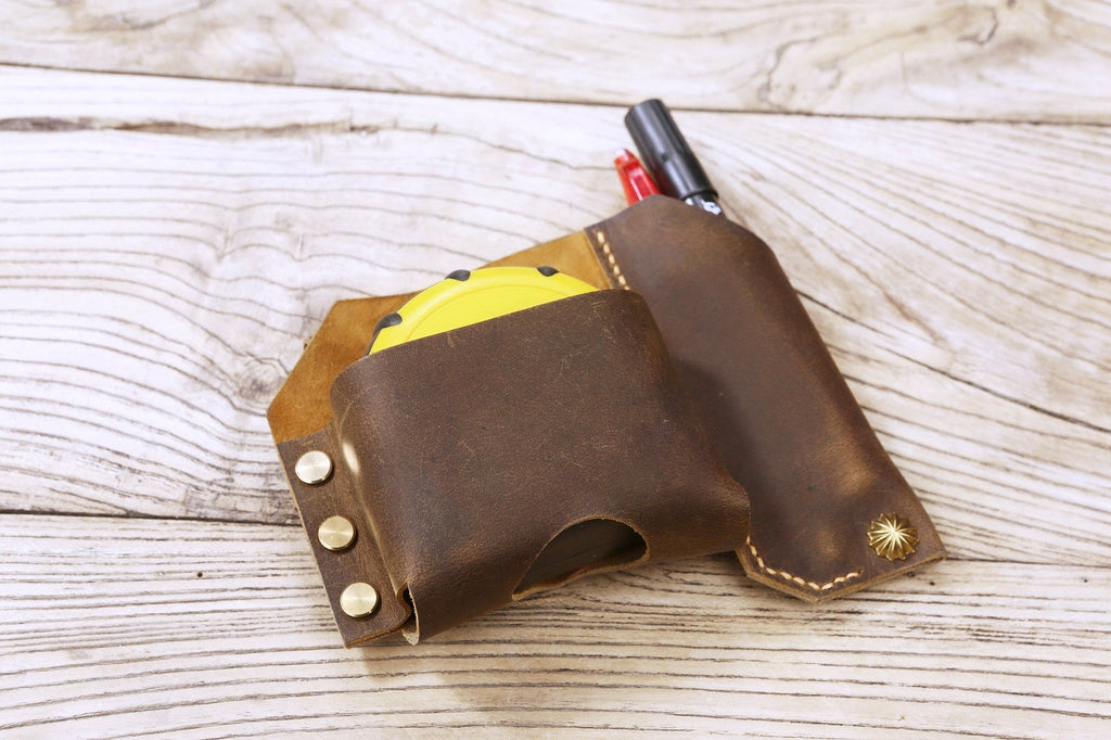 https://dmleatherstudio.com/cdn/shop/products/personalized-full-grain-leather-tape-measure-holder-pouch-849961_1024x1024.jpg?v=1696127667