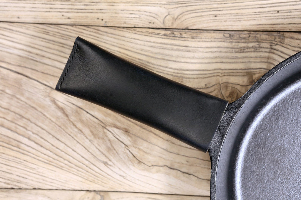 https://dmleatherstudio.com/cdn/shop/products/personalized-leather-cast-iron-skillet-handle-cover-120472_1024x1024.jpg?v=1696127732