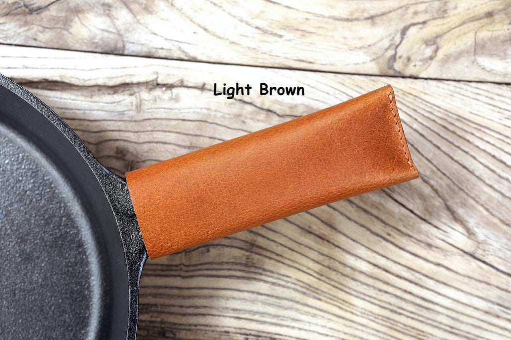https://dmleatherstudio.com/cdn/shop/products/personalized-leather-cast-iron-skillet-handle-cover-245118_1024x1024.jpg?v=1696127732