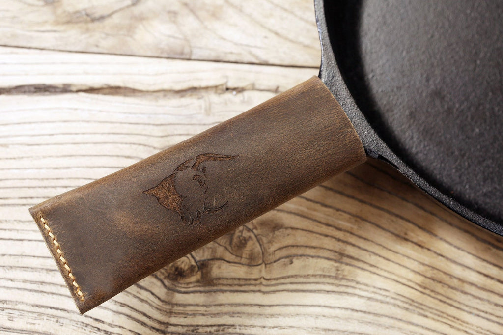 https://dmleatherstudio.com/cdn/shop/products/personalized-leather-cast-iron-skillet-handle-cover-546554_1024x1024.jpg?v=1696127732